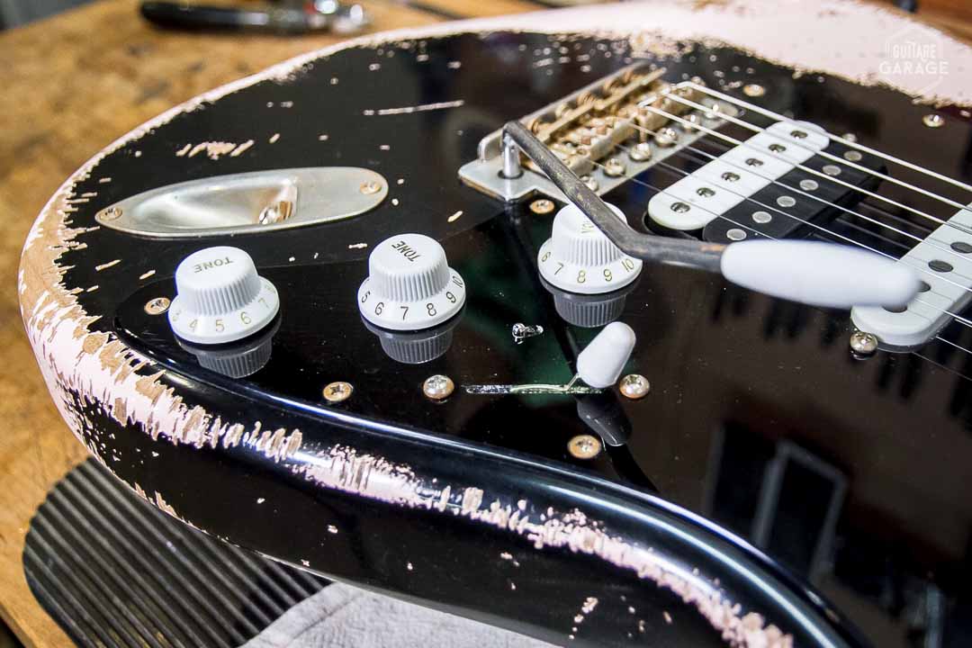 Pickguard Type Black Strat Gilmour en Altuglass Noir Brillant by Guitare Garage Configuration HSS